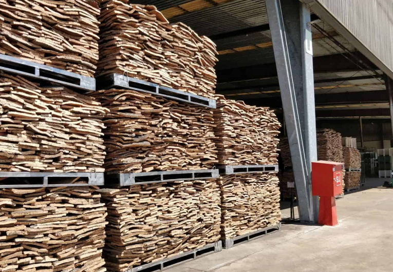 等待切割粉碎的軟木樹皮